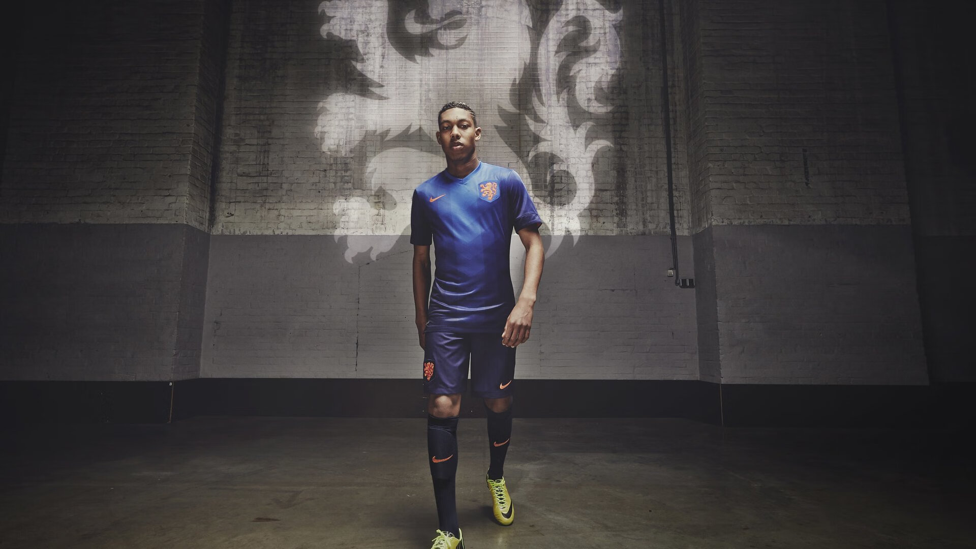 Uzi回归赛场,回归赛场首场状态亮眼,老鹰观众沸腾!